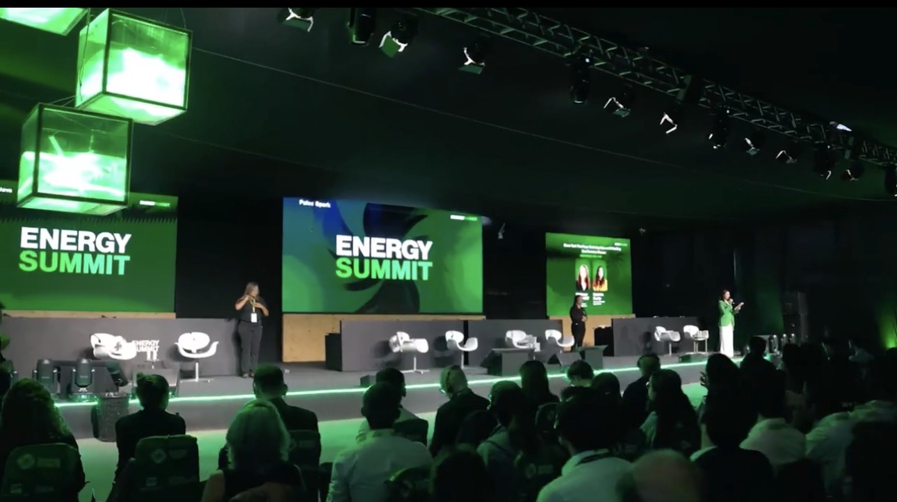 Palco Spark do Energy Summit com painéis de LED Energy Summit e plateia em destaque