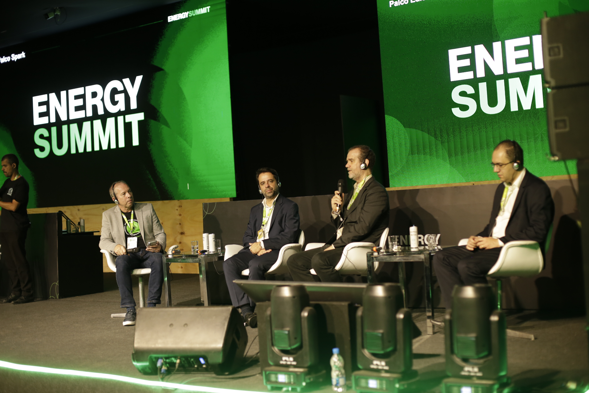 Painel de debate no Palco Spark do Energy Summit com executivos do setor de energia